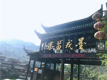 鳳凰古城、晚會、矮寨大橋、魔鬼玻璃棧道、墨戎苗寨汽車兩日游