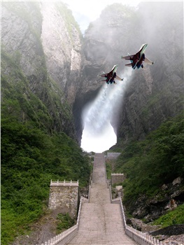 C玻璃橋、天門(mén)仙山、夯吾苗寨、鳳凰古城“神秘湘西之旅” 品質(zhì)純玩2晚3日游